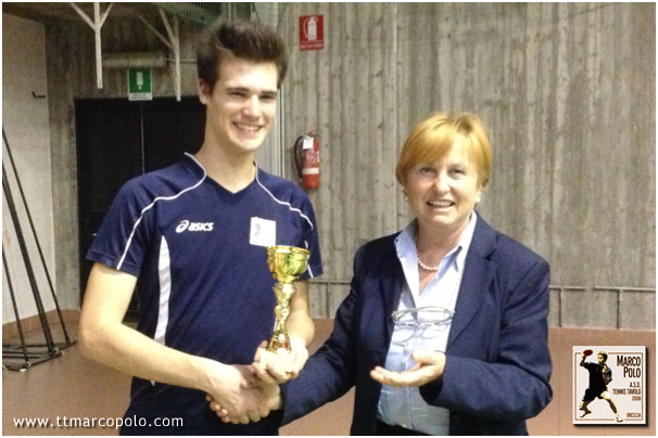 Filippo Marchese premiato dall'arbitro Maria Maddalena Bonaldi