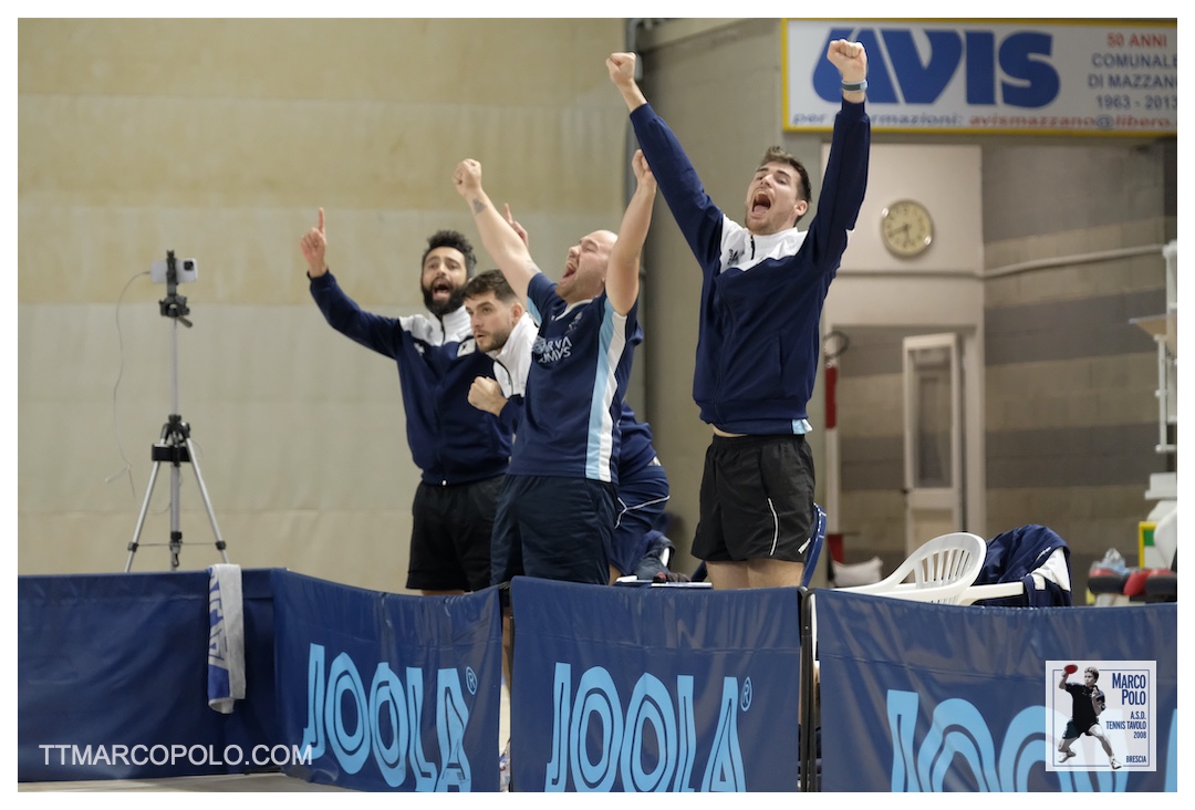 La panchina esulta per la vittoria di Stefano