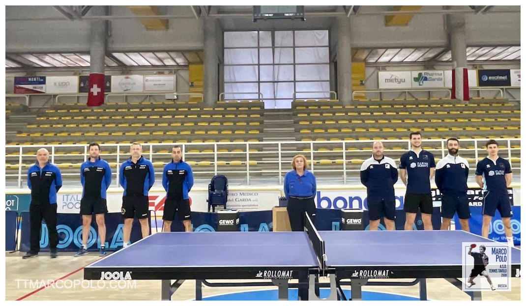Le squadre schierate per la presentazione